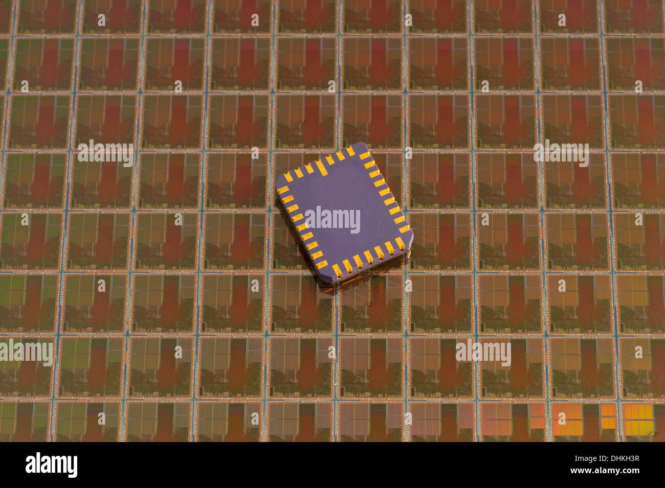 Sur une puce de mémoire ordinateur silicon wafer. Soudures pour le montage en surface. Banque D'Images