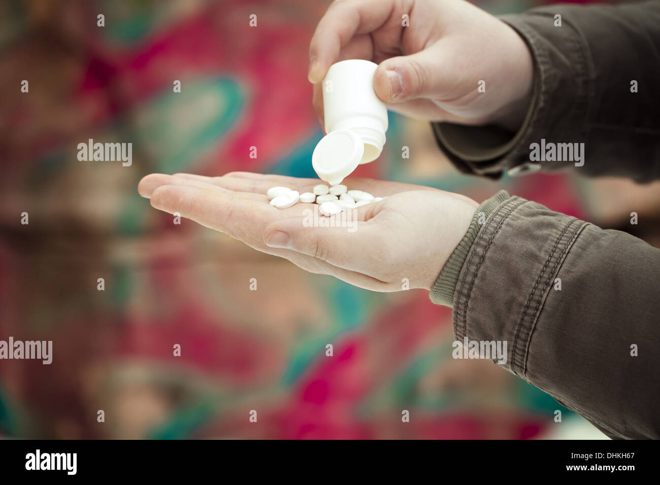 L'homme avec les drogues dans les mains Banque D'Images