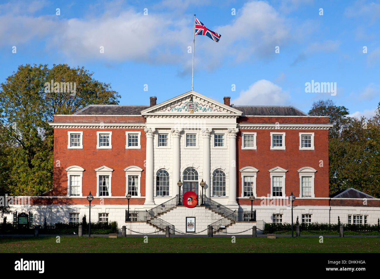 L'hôtel de ville avec un géant coquelicot du jour du Souvenir, Warrington, Cheshire Banque D'Images
