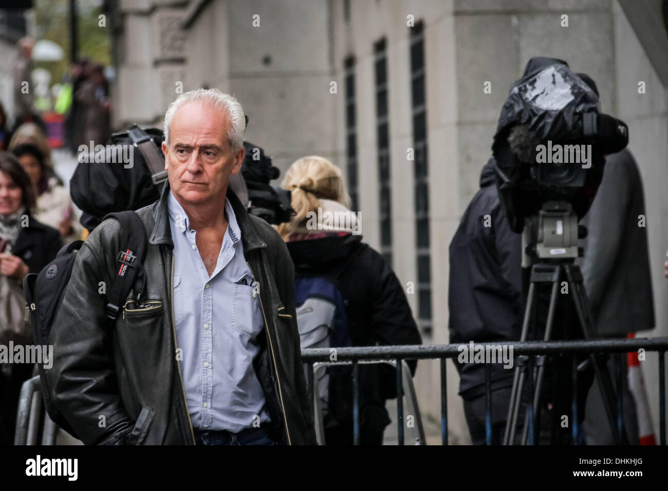 Londres, Royaume-Uni. 12 novembre 2013. La journaliste d'écrivain et de tuteur, Nick Davies, arrive à la cour Old Bailey à Londres. Crédit : Guy Josse/Alamy Live News Banque D'Images