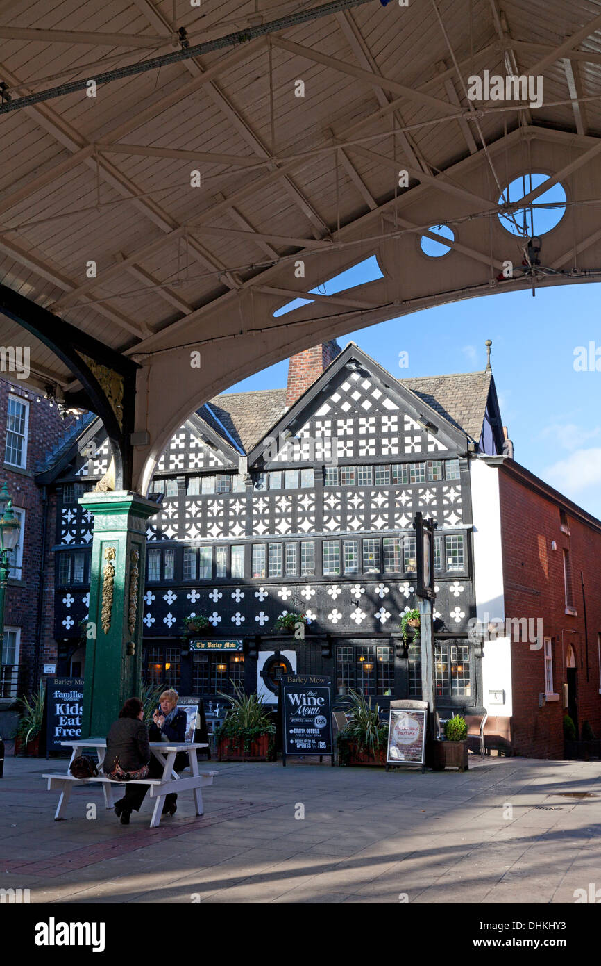 Le 17e siècle Barley Mow pub dans Golden Square, Warrington, Cheshire Banque D'Images
