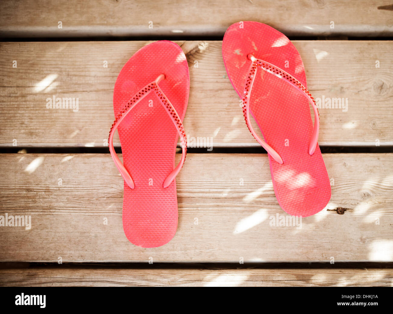 Flip flop sandals rose sur fond de bois Banque D'Images