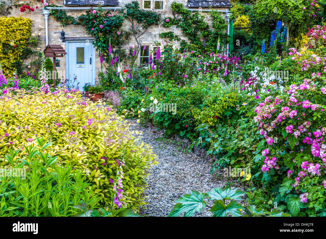 Un joli jardin de cottage anglais dans le village de Cotswold Bibury en été. Banque D'Images