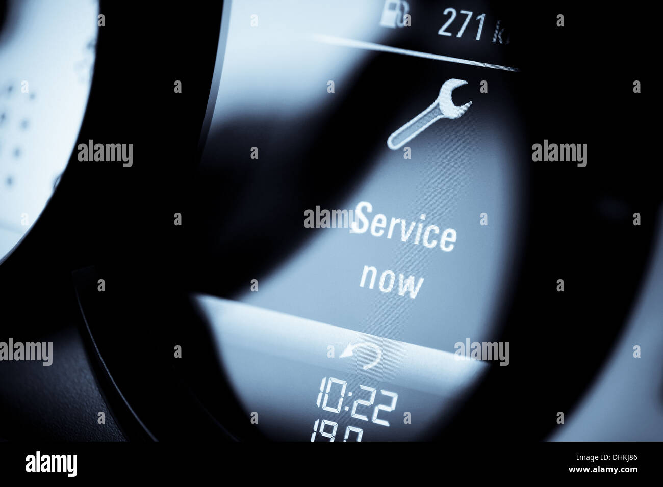 Détail avec une icône d'avertissement sur le tableau de bord d'une voiture la lecture du 'Service' maintenant. Banque D'Images