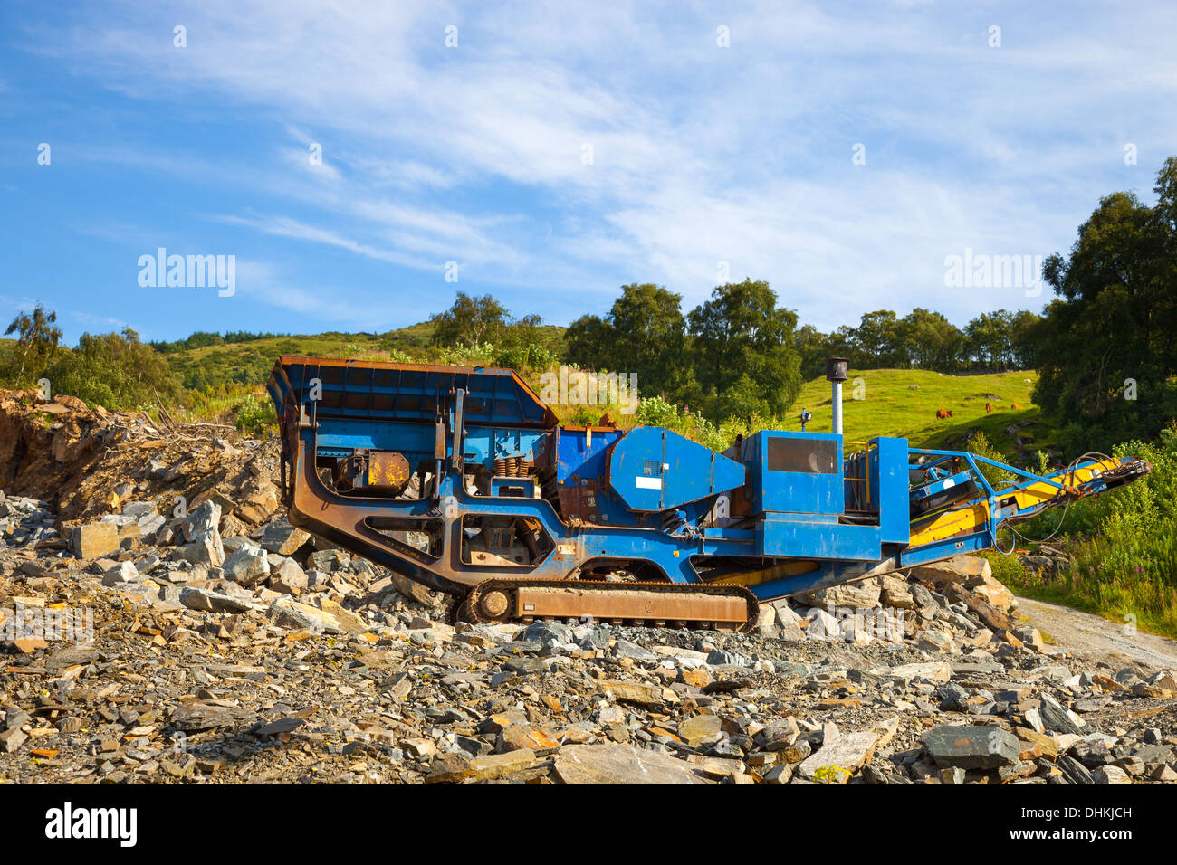 Concasseur de pierre dans les montagnes à une carrière. Banque D'Images