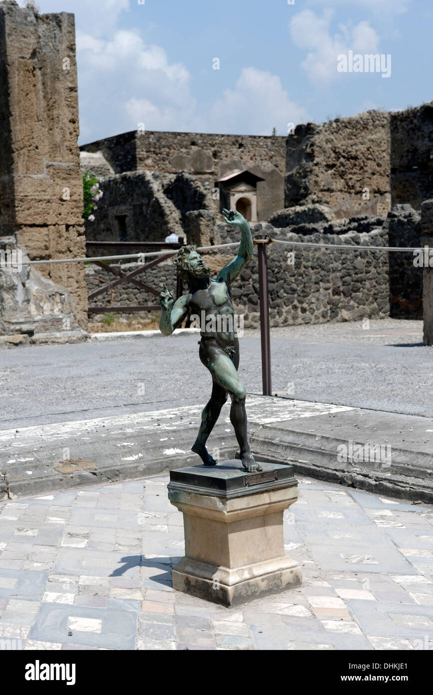 La statue en bronze de la Faune dansant dans le style toscan avec un atrium à l'Impluvium Maison du Faune, Pompéi en Italie. Banque D'Images