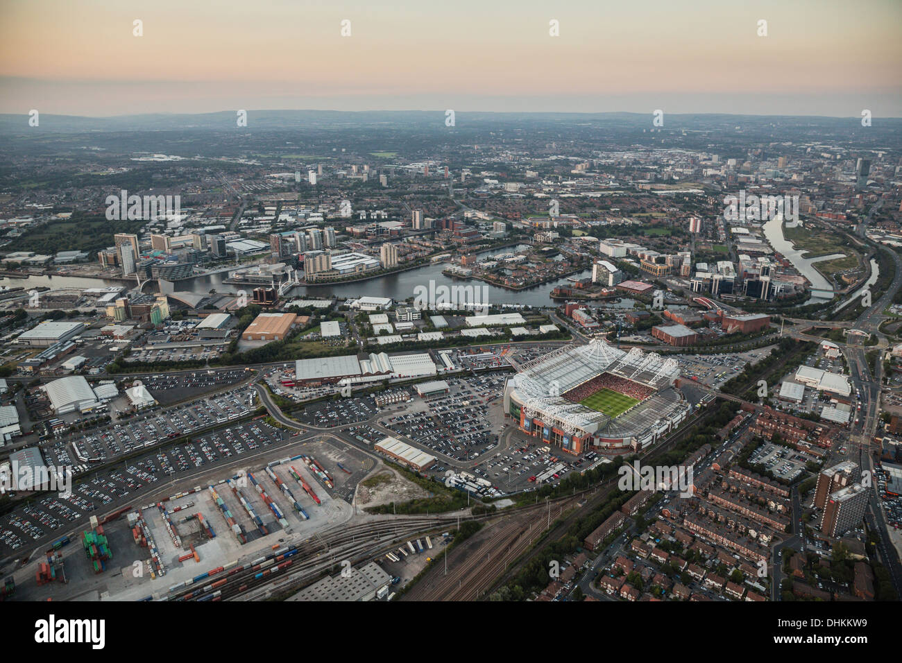 Crépuscule vue aérienne sur Manchester avec terrain de football Old Trafford Cricket Ground et à l'avant-plan. Banque D'Images