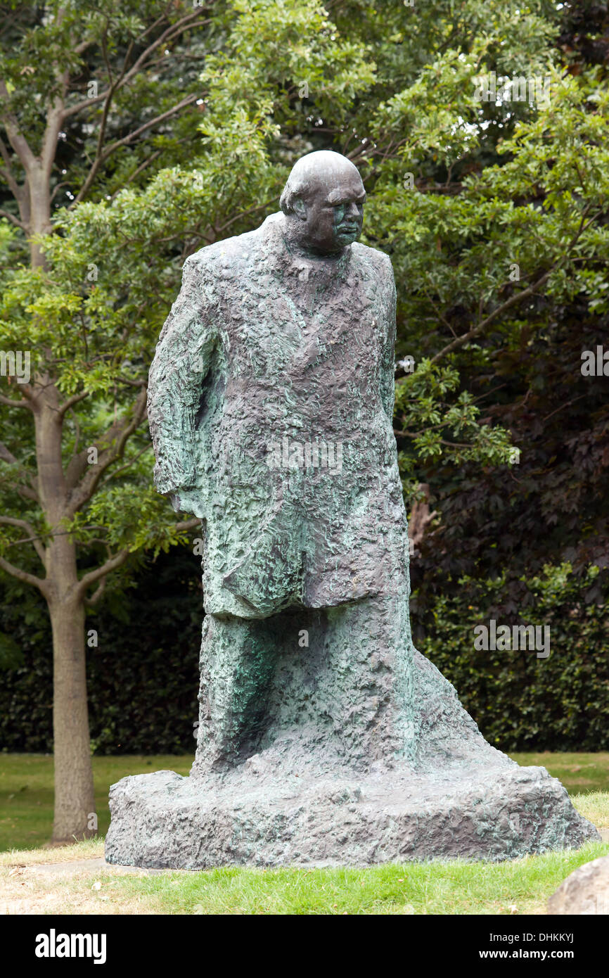 Une statue en bronze de Sir Winston Churchill par Oscar Nemon, debout dans le jardin de pins, Banque D'Images