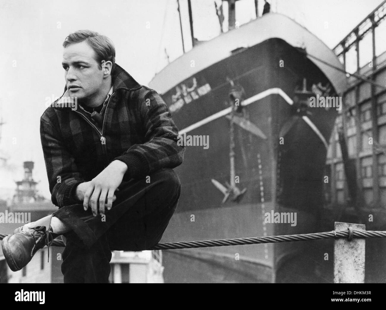 Marlon Brando sur-ensemble du film, au bord de l'eau, 1954 Banque D'Images