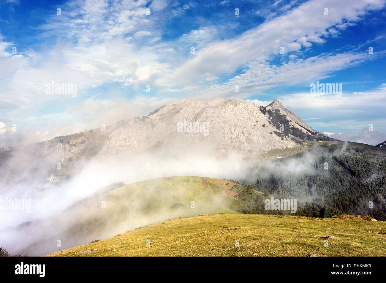 Urkiola montagnes avec de la brume. Pays Basque Banque D'Images