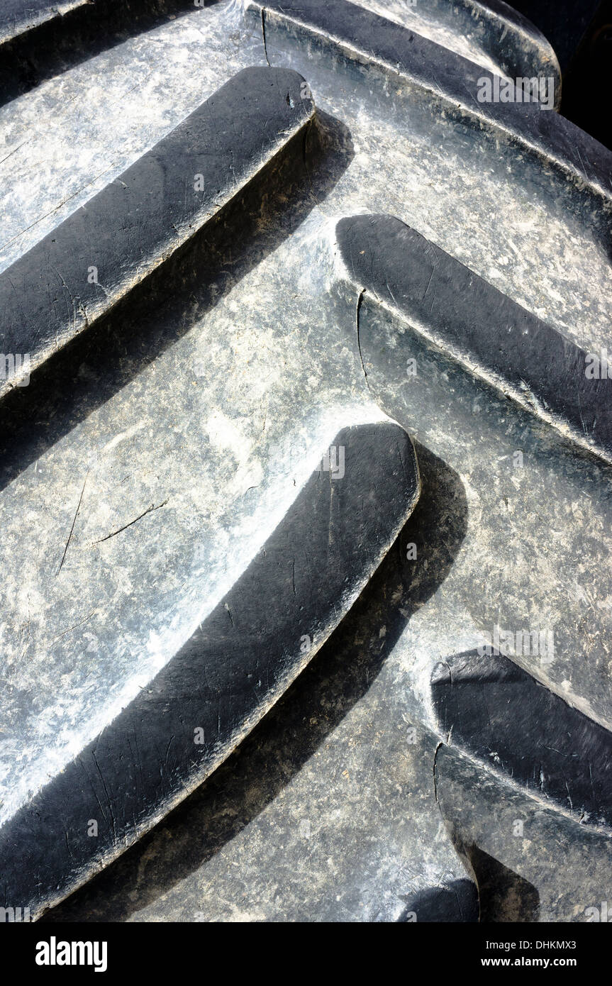 Gros plan des pneus du tracteur avec big grips Banque D'Images