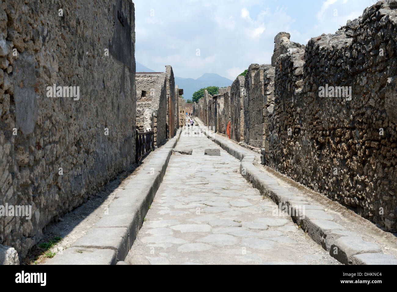 La rue étroite pavée Vicolo dei Vettii avec stepping stones pour laisser les piétons traverser sans se mouiller les pieds, Pompéi en Italie. Banque D'Images