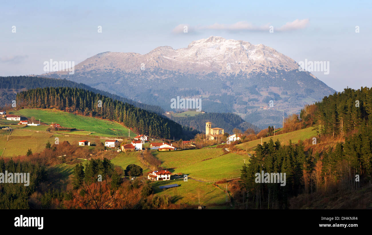 Aramaio vallée avec quelques villages autour de montagnes en Pays Basque Banque D'Images