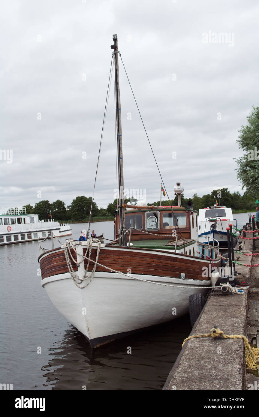 Petit bateau de pêche dans le port Banque D'Images