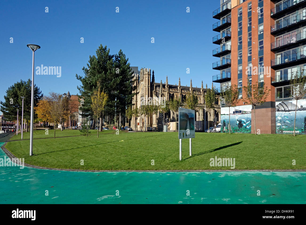 Quai Customs House Gardens améliorations au domaine public scheme le long de la rivière Clyde à Glasgow en Écosse avec Saint Andrew's Cathedral Banque D'Images