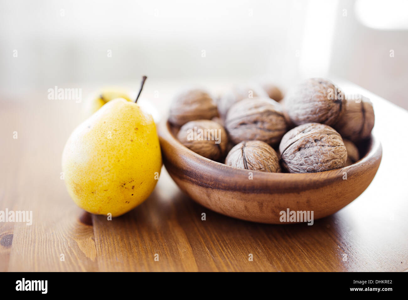 Les noix et les poires sur table en bois Banque D'Images