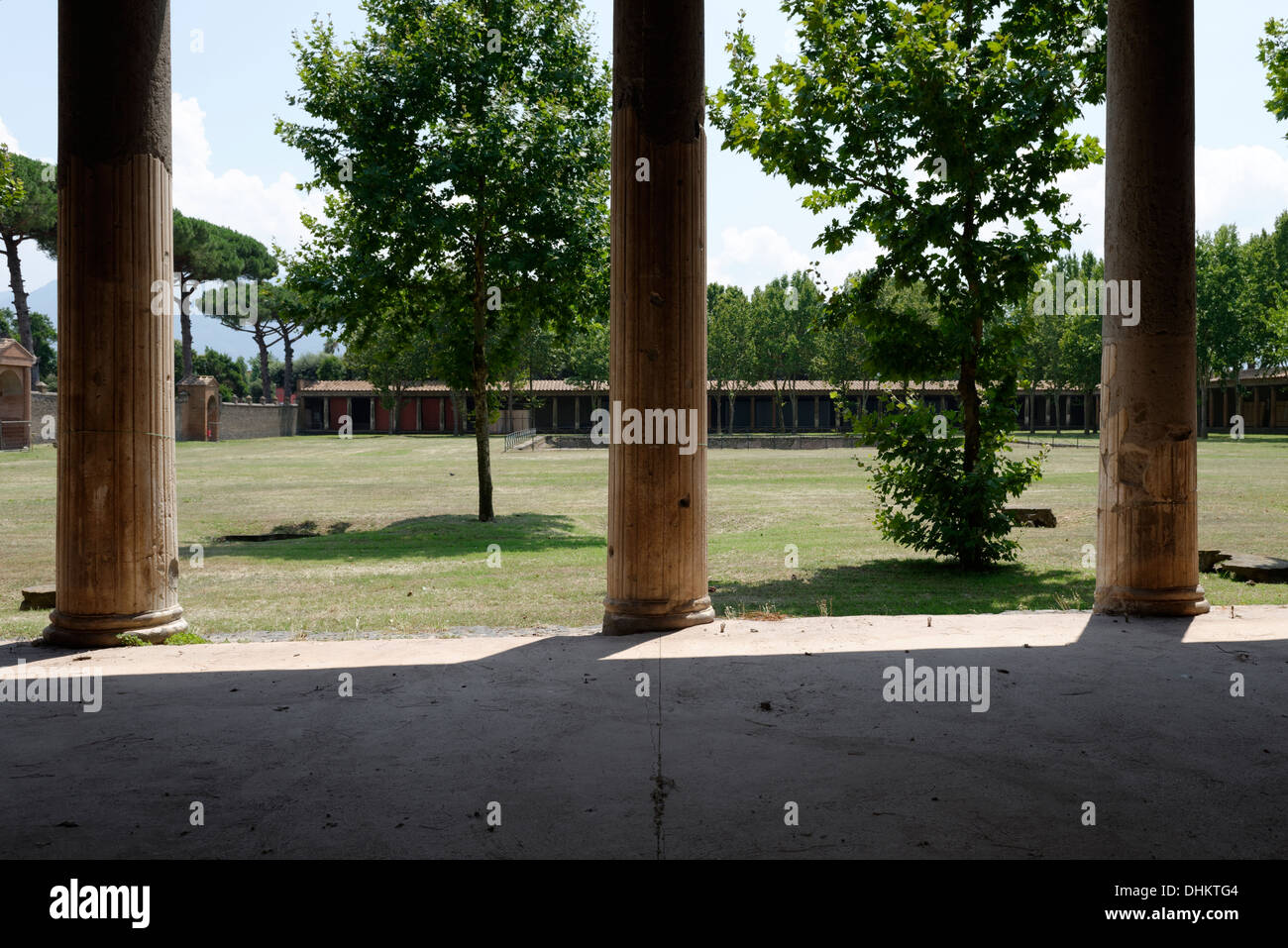 Vue de la partie de la Grande Palestre (terrain de sport) construit au cours de l'ère d'Auguste, Pompéi en Italie. En son centre, l'hôtel dispose d'une po Banque D'Images