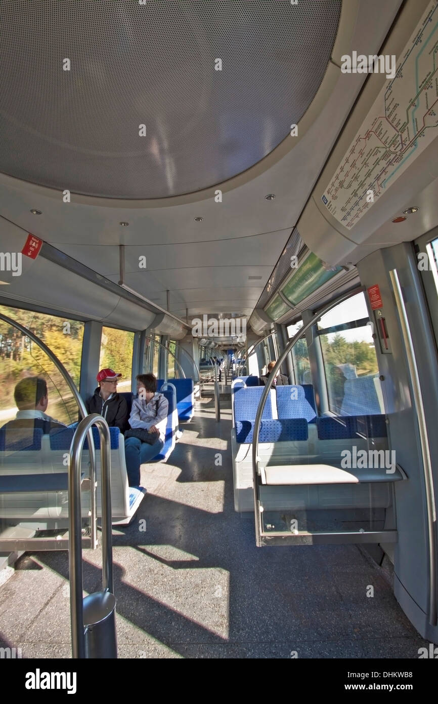 Allemagne, Munich long train métro : il se compose de six voitures permettant le passage à travers le train complet. Banque D'Images