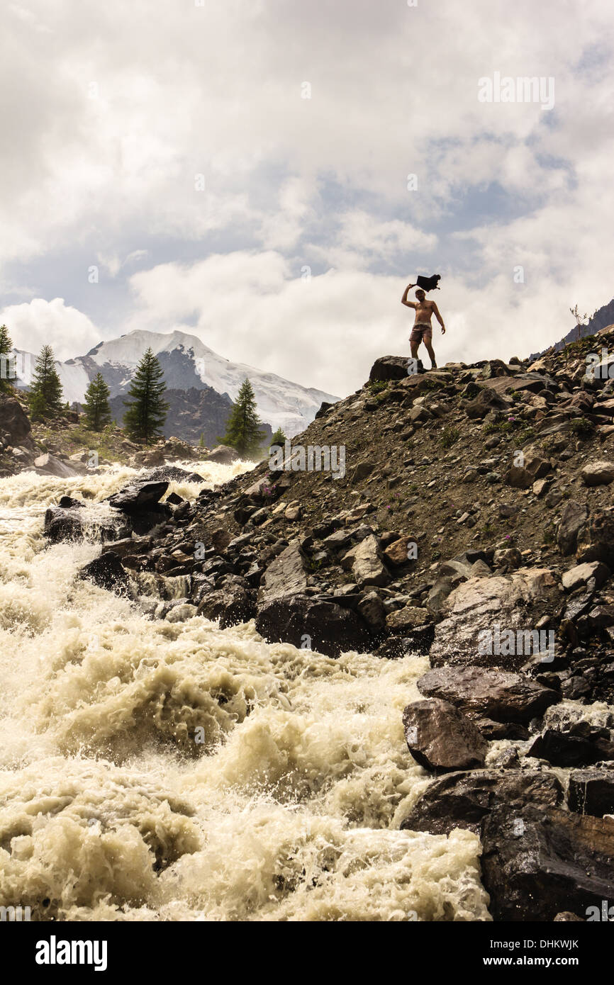 Flux solide d'eau boueuse dans les montagnes Banque D'Images