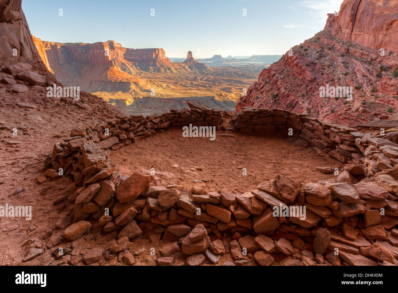 'False Kiva' classe 2 site archéologique de Canyonlands National Park, avec une vue sur la Tour de chandelier en arrière-plan Banque D'Images