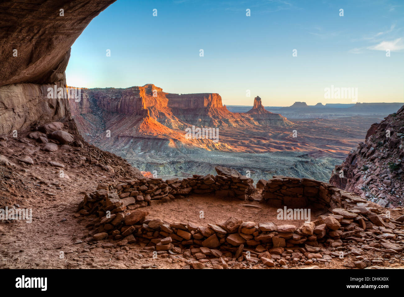 'False Kiva' classe 2 site archéologique de Canyonlands National Park, avec une vue sur la Tour de chandelier en arrière-plan Banque D'Images