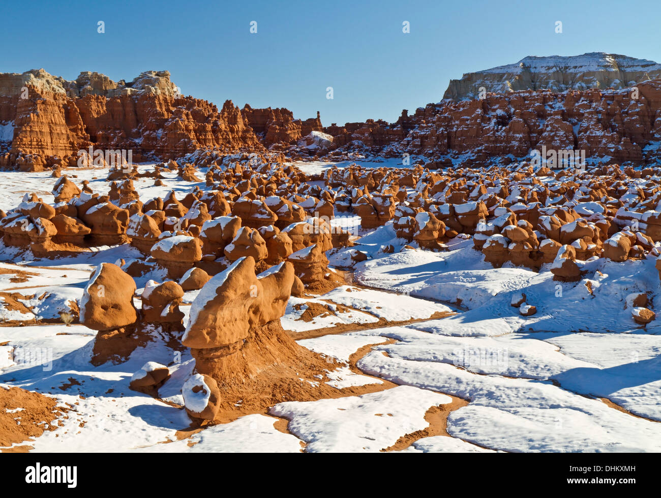 Une vallée remplie de hoodoos couverte de neige dans la vallée de gobelin State Park, Utah Banque D'Images