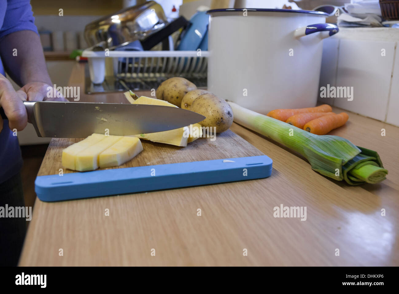 Hacher les légumes dans la cuisine Banque D'Images