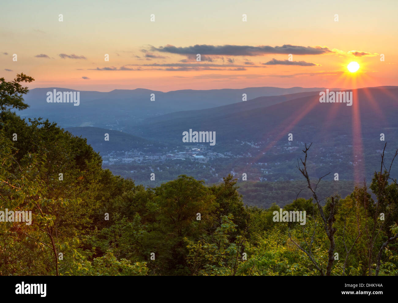 Un coucher de soleil d'été donnant sur North Adams, Massachusetts dans les Berkshires. Banque D'Images