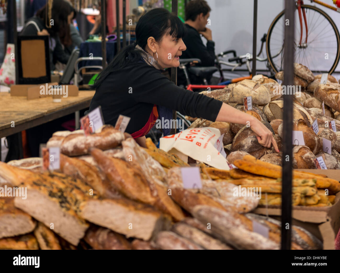 Vendeur de pain à Broadway Market, East London Banque D'Images