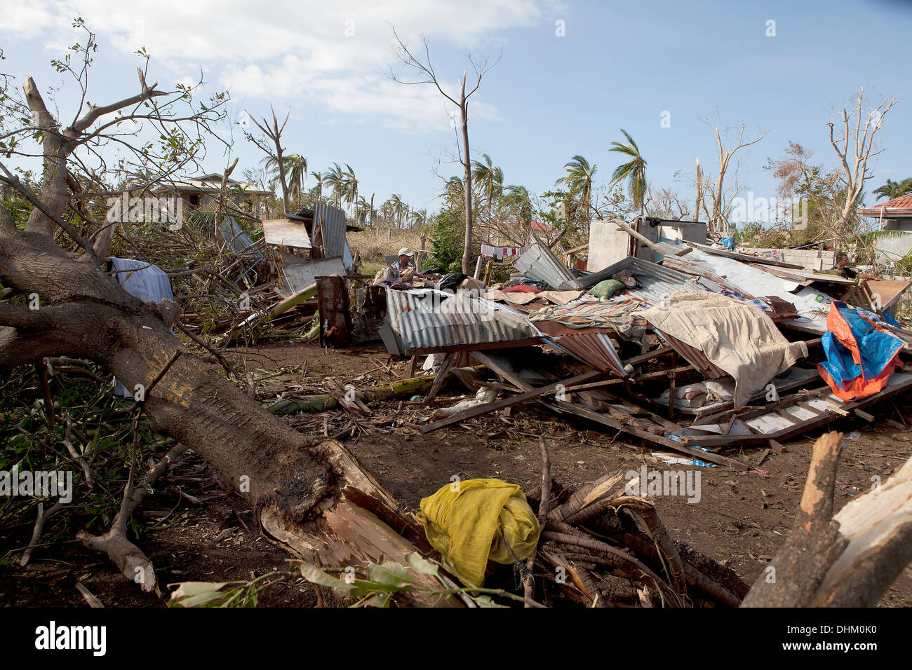 Daanbantayan, Cebu, Philippines. 10 nov., 2013. Une maison est complètement écrasé par la force du typhon Haiyan. © gallerie2/Alamy Live News Banque D'Images