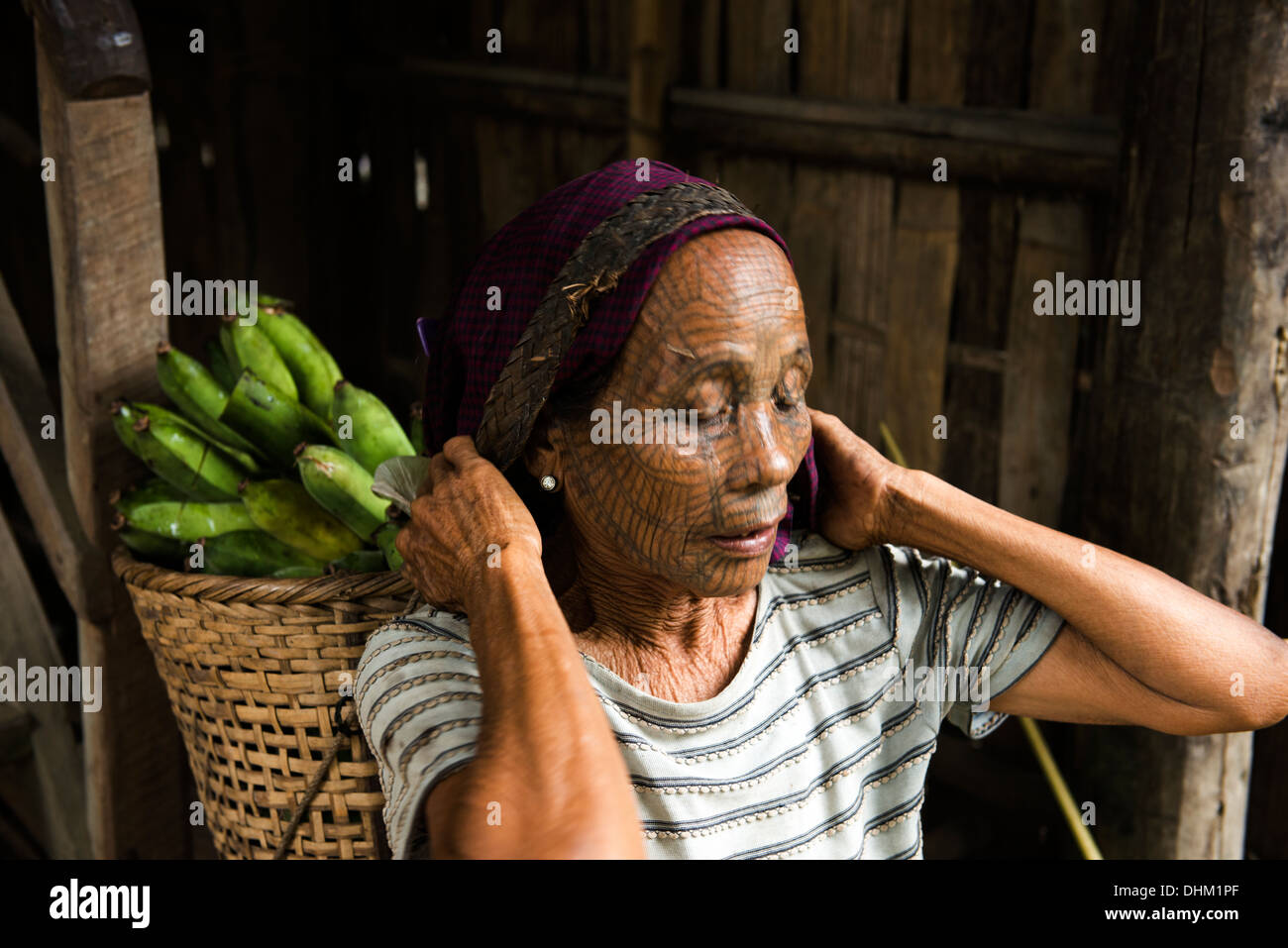 "Une araignée web' femme tatouée Chin dans son village. Banque D'Images