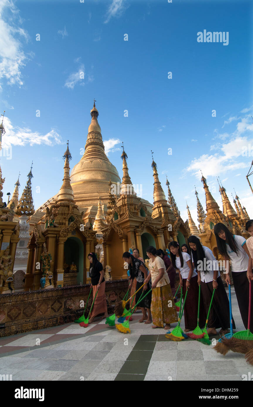 Tôt le matin, balayant et nettoyage entreprises par des bénévoles birmans à la pagode Shwedagon à Yangon. Banque D'Images