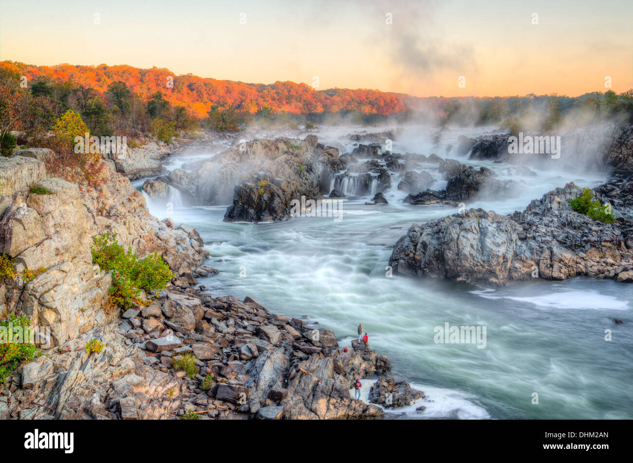 Lever du soleil à Great Falls State Park à l'apogée de la couleur à l'automne Banque D'Images