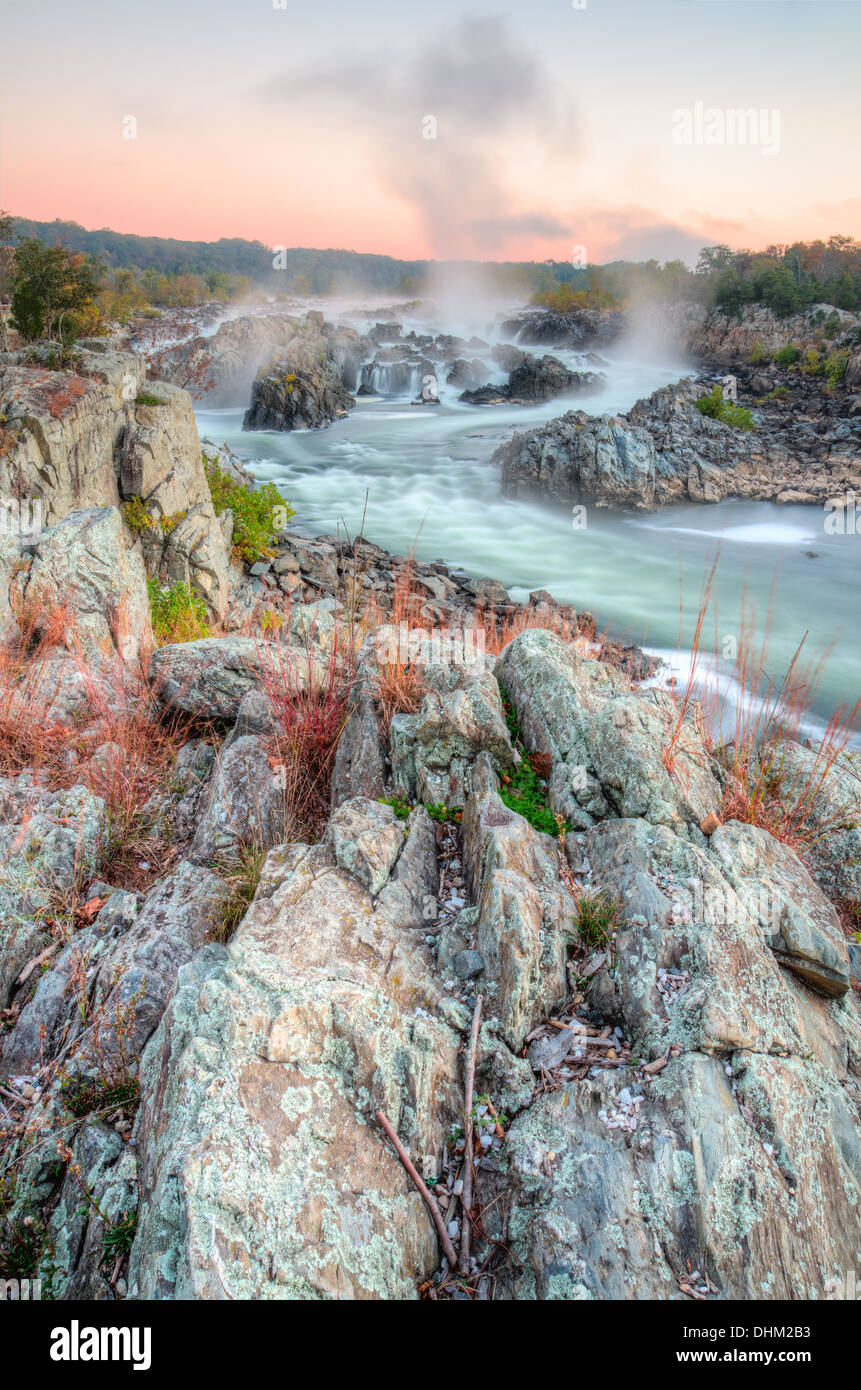 Lever du soleil à Great Falls State Park à l'apogée de la couleur à l'automne Banque D'Images