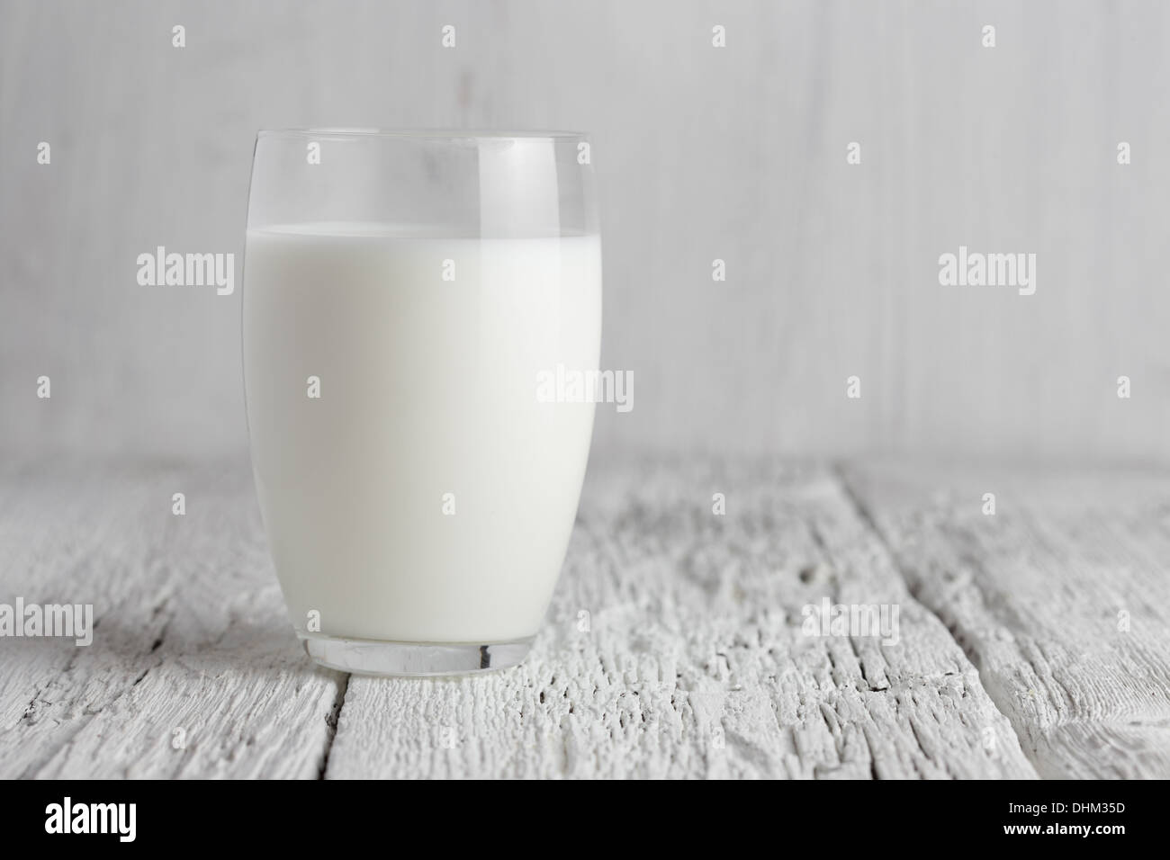 Verre de lait sur la table debout Banque D'Images