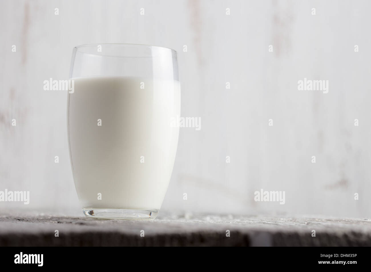 Verre de lait sur la table debout Banque D'Images