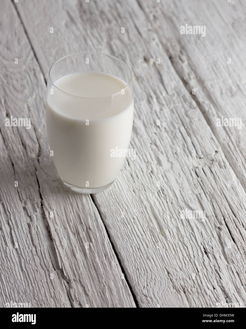 Verre de lait sur la table debout Banque D'Images