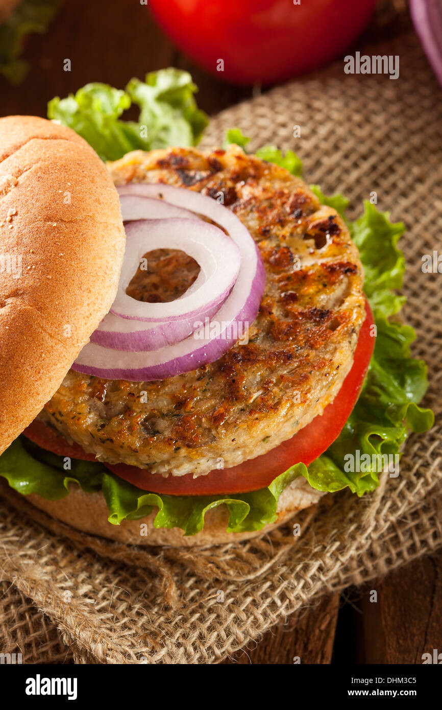 The bio Burger de haricots noirs avec tomate et laitue Banque D'Images
