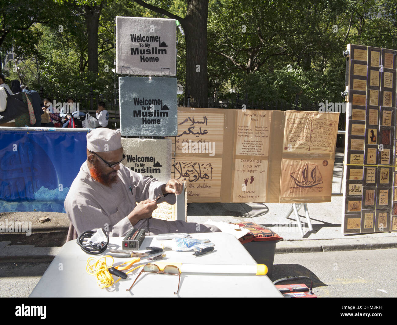 Musulman annuel Day Parade, New York City, 2013. Le thème de l'artisanat islamique crée des marchandises avec feu de bois de la rue musulmane au juste. Banque D'Images