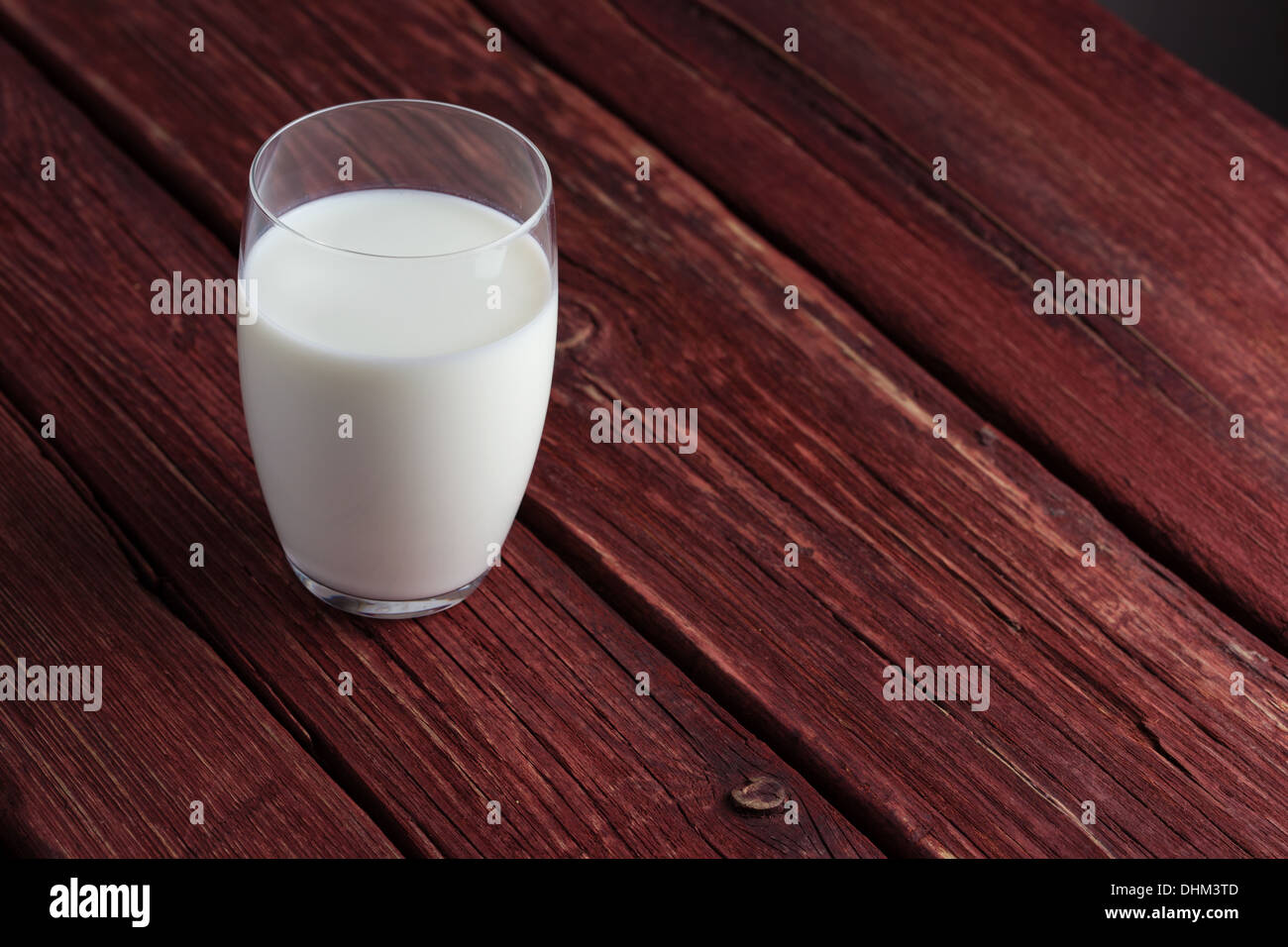 Verre de lait sur la table debout Banque D'Images
