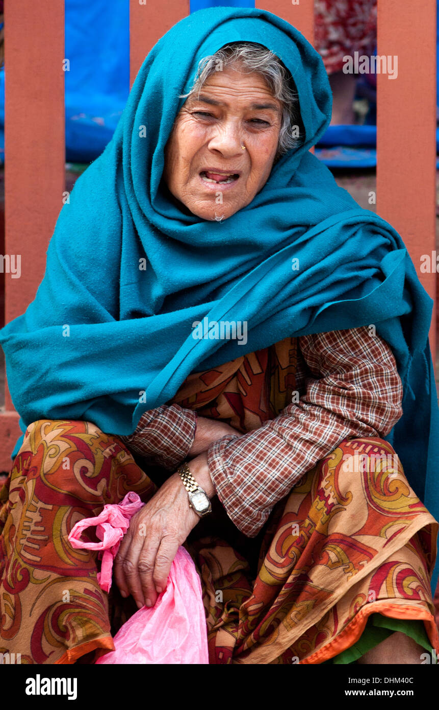 Une vieille femme à Katmandou, au Népal. Banque D'Images