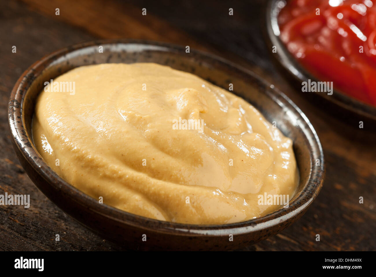 Condiments moutarde jaune bio dans un bol Banque D'Images