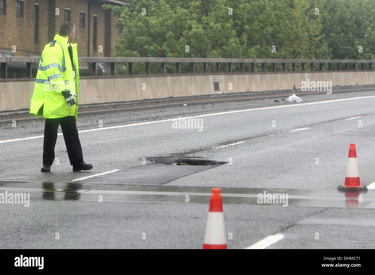 Le Westway A40 à Londres avait deux voies fermées le mardi matin après un grand trou ouvert jusqu'à la route, ce qui provoque un plantage de voiture pendant l'heure de pointe du matin à Londres, Angleterre - 01.05.12 Banque D'Images