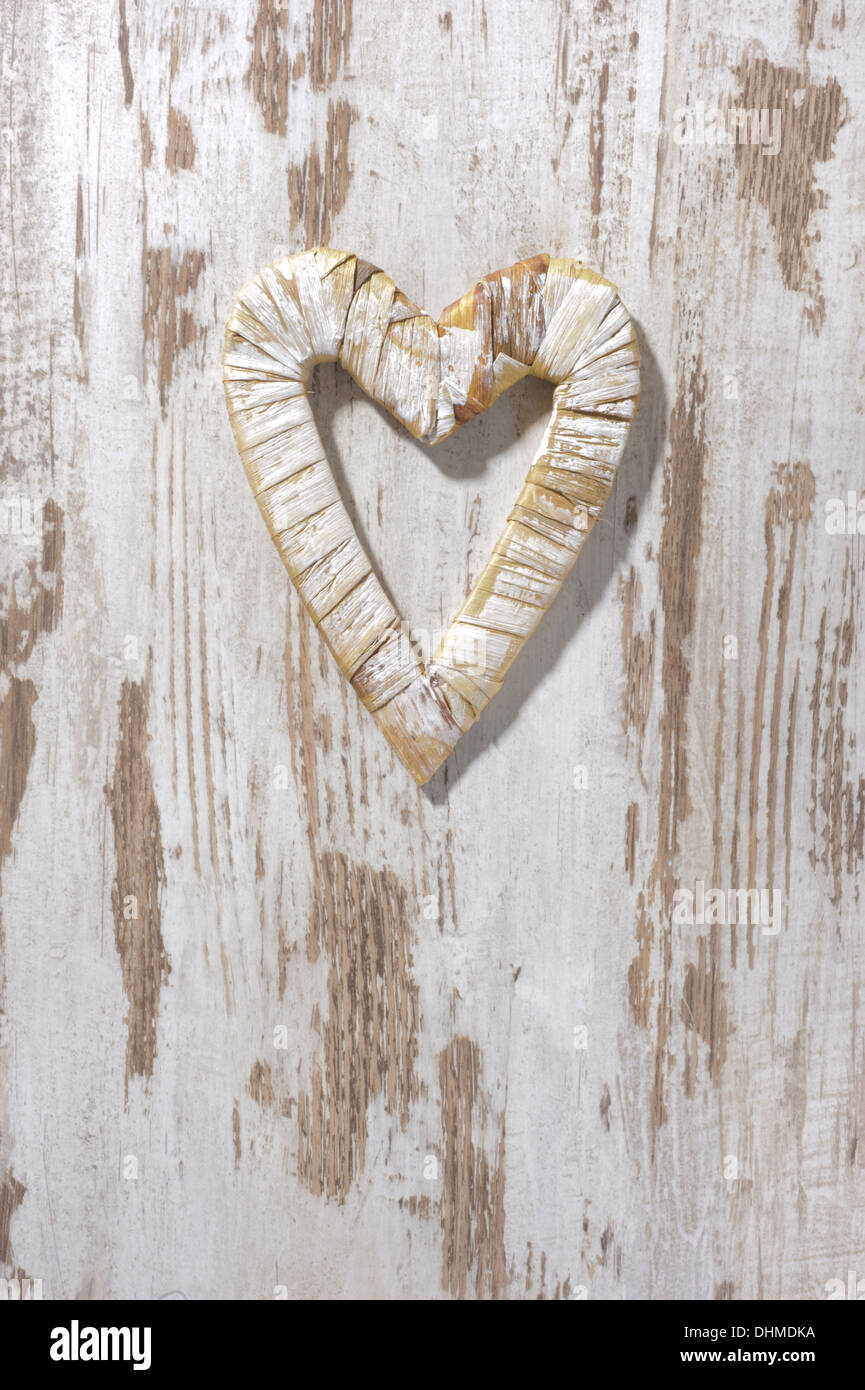 Coeur en bois sur mur blanc Banque D'Images