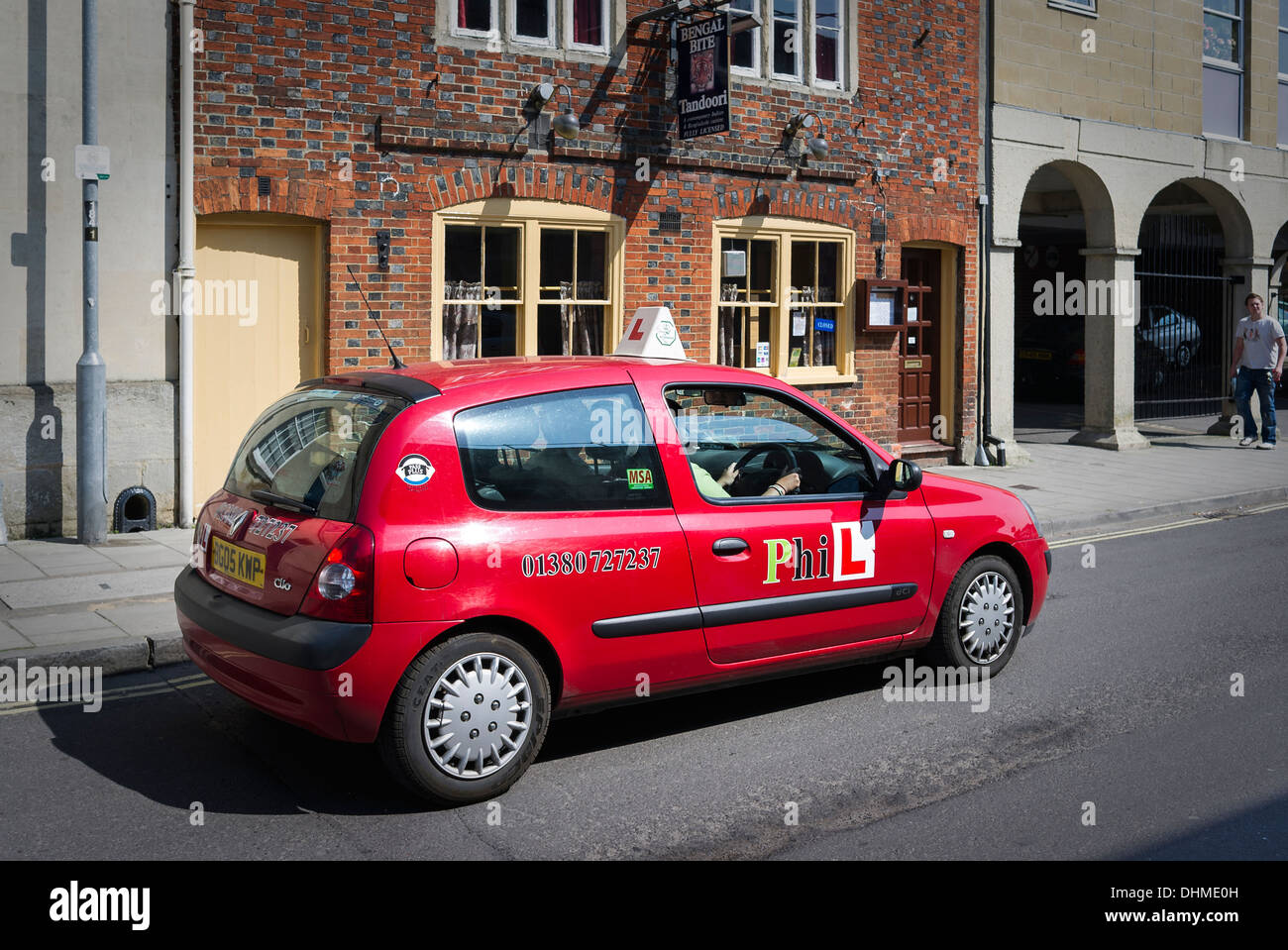 Voiture Renault Clio rouge utilisé pour l'enseignement de la conduite au Royaume-Uni Banque D'Images