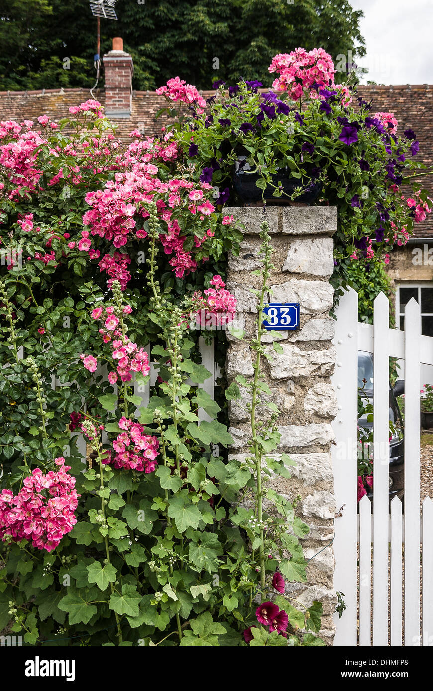 Rambler roses et roses trémières du cottage garden gate à Giverny village Franceu Banque D'Images
