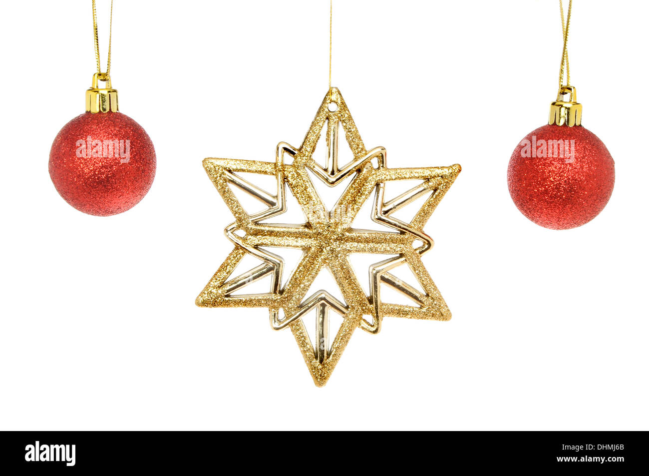 Gold glitter l'étoile de Noël et boules rouges isolés contre white Banque D'Images