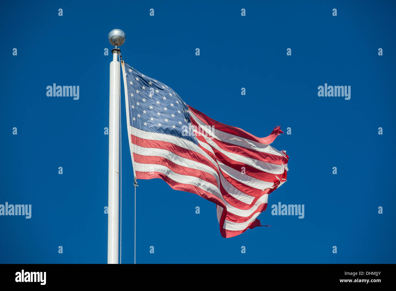 Drapeau américain les Stars and Stripes photographié à New York contre un ciel bleu. Banque D'Images