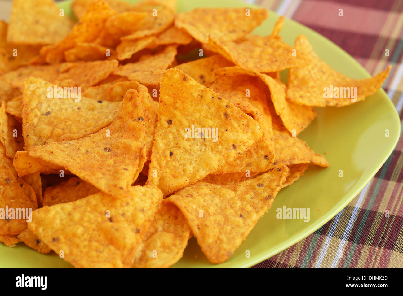 Tas de nachos sur plaque verte. Banque D'Images