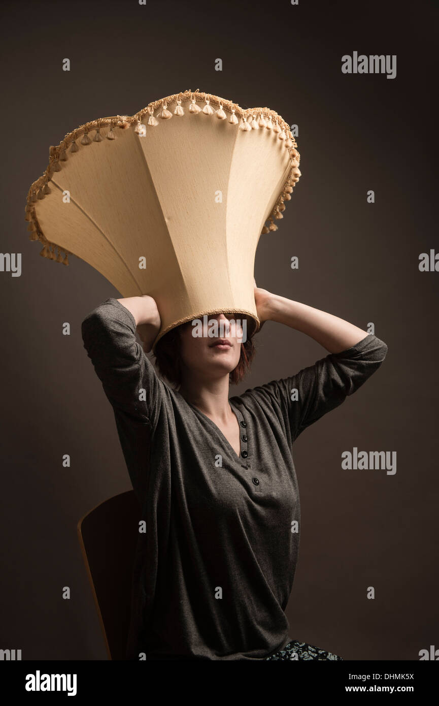 Une femme avec un abat-jour sur sa tête porter comme un chapeau, UK (à  partir de la série des casquettes inappropriée Photo Stock - Alamy
